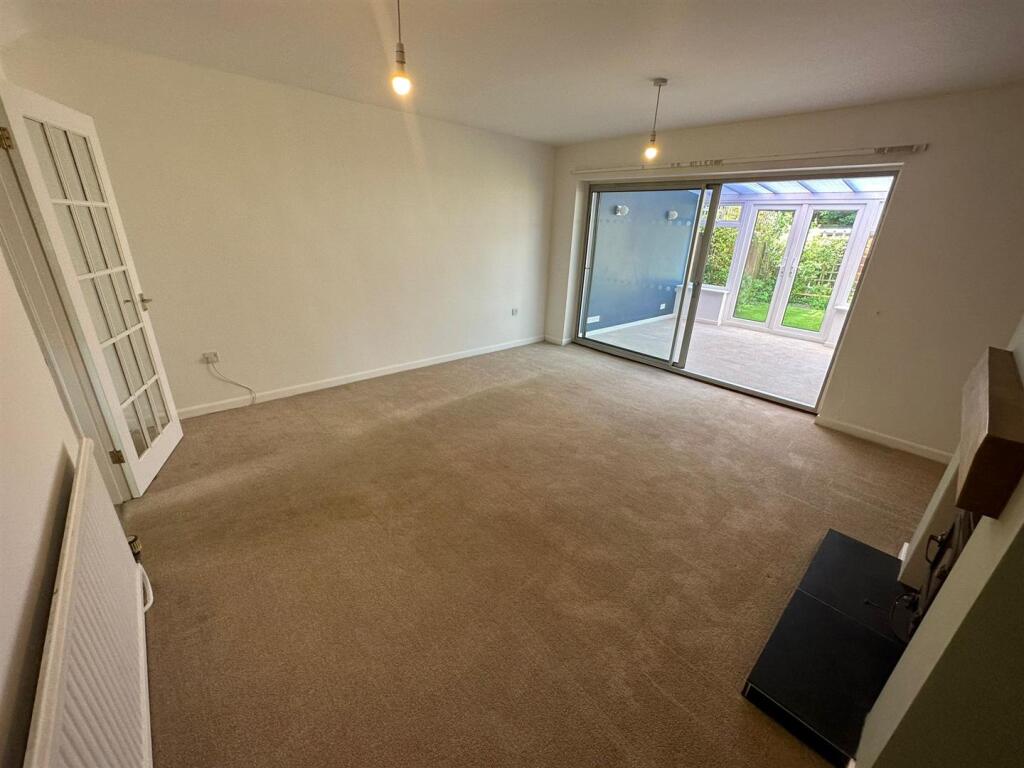 LOUNGE B