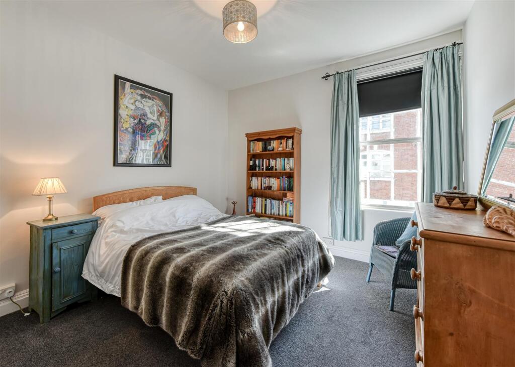 Gunstone House-bed3.jpg