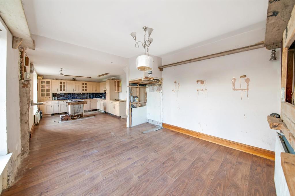 OPEN-PLAN DINING KITCHEN AND FAMILY ROOM