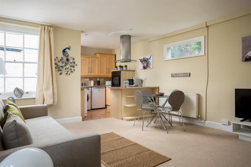 9 - Bibury cottage - GL52 6HG - L Web.jpg