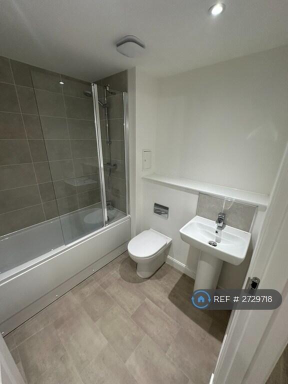 Family Bathroom / Shower