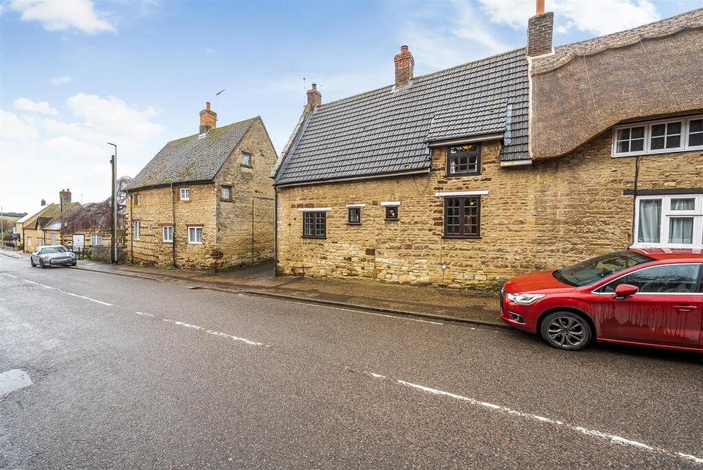 Oakbeams, 42 High Street, Blisworth (20).jpg