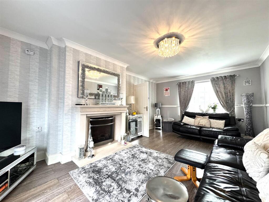 LIVING ROOM/DINING ROOM