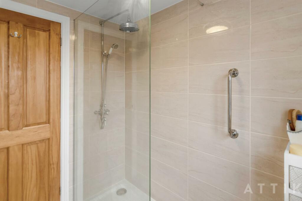 102 Dukes Drive Halesworth IP19 8DR (10).jpg