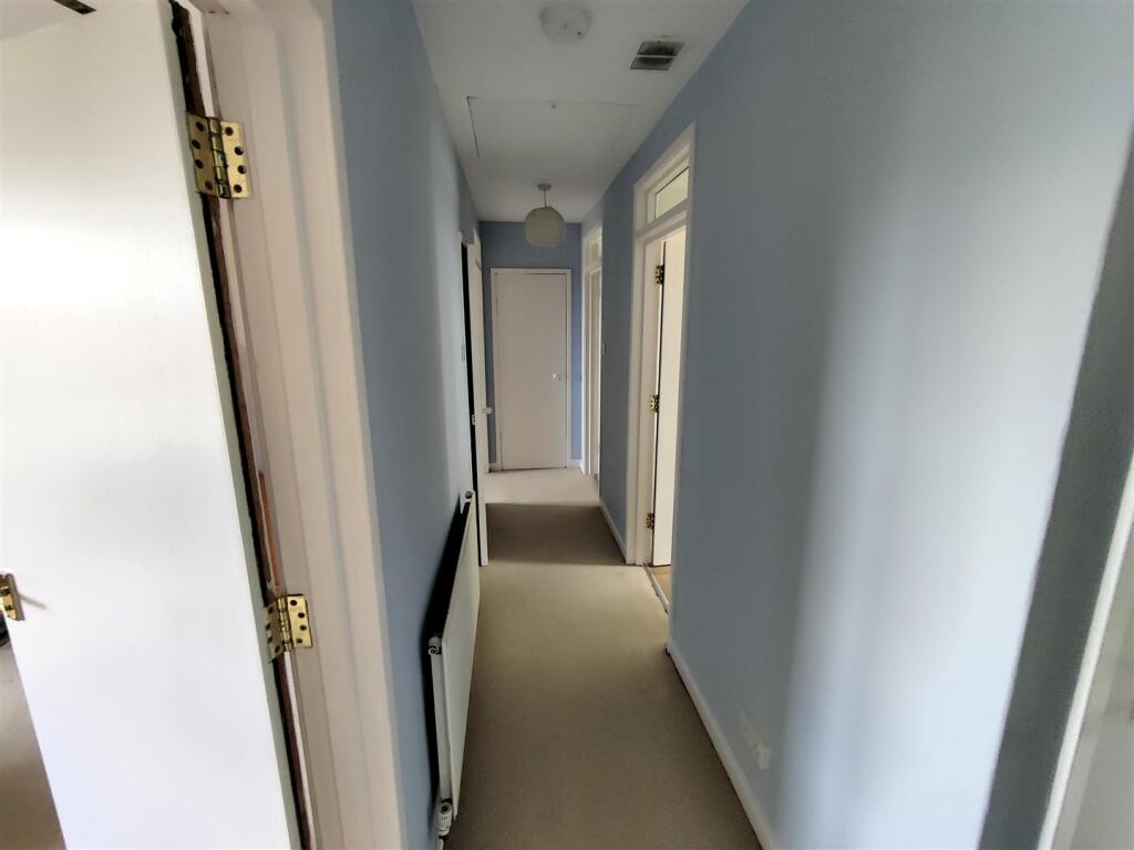 04_hallway.jpg