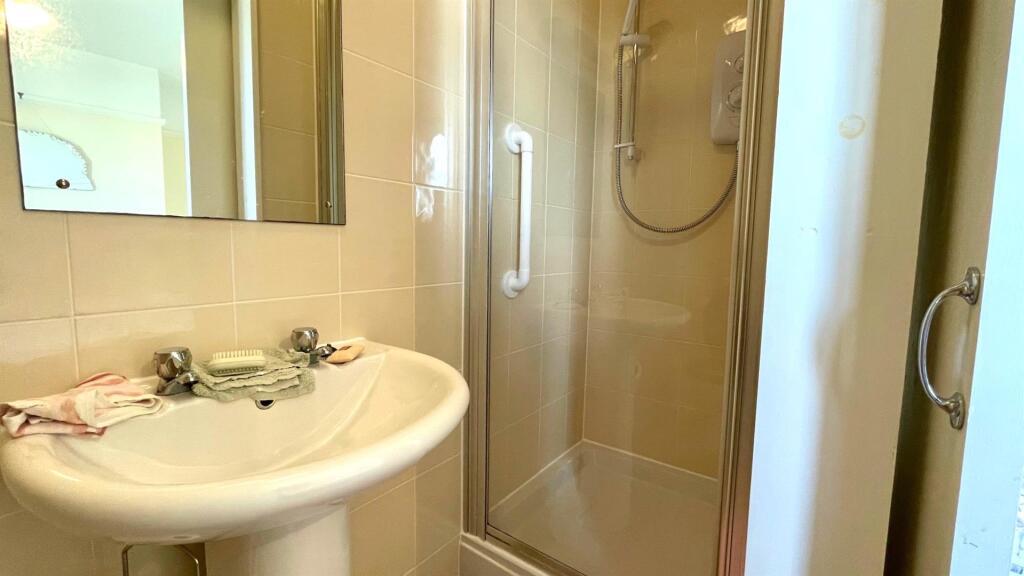 EN-SUITE TILED 3 -PIECE SHOWER ROOM