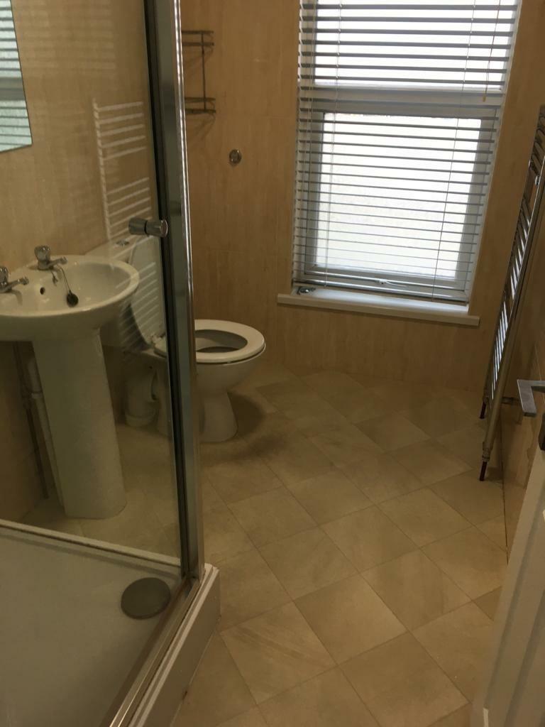 2) 11 Auckland Avenue Bathroom 06.08.2020.jpg