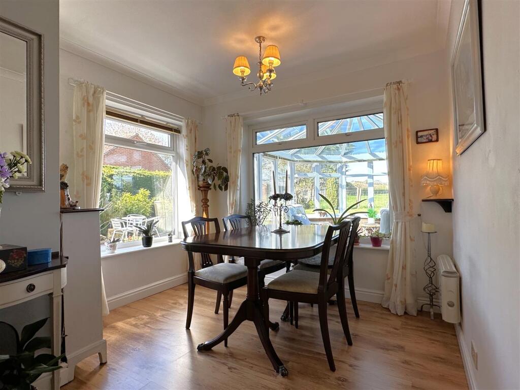 Dual-Aspect Dining Area 713