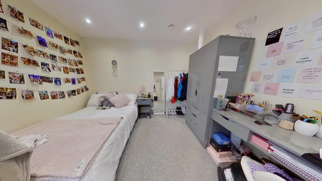 A cozy and neatly arranged single bedroom featu...