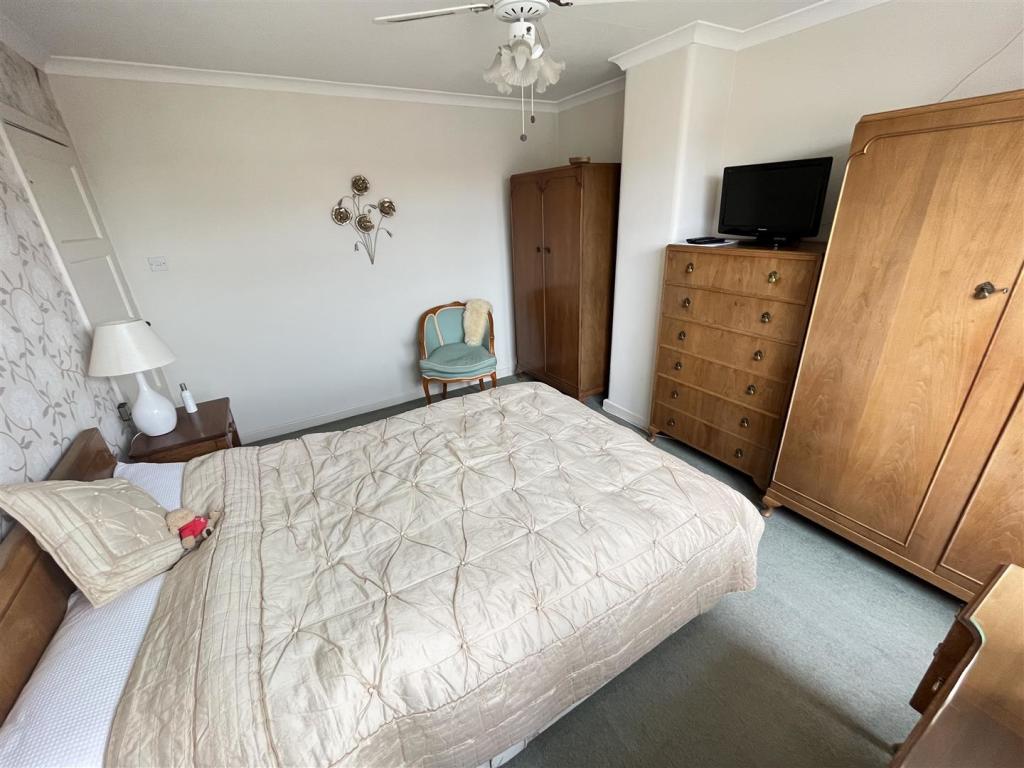 Bedroom 1 Aspect 2.jpg