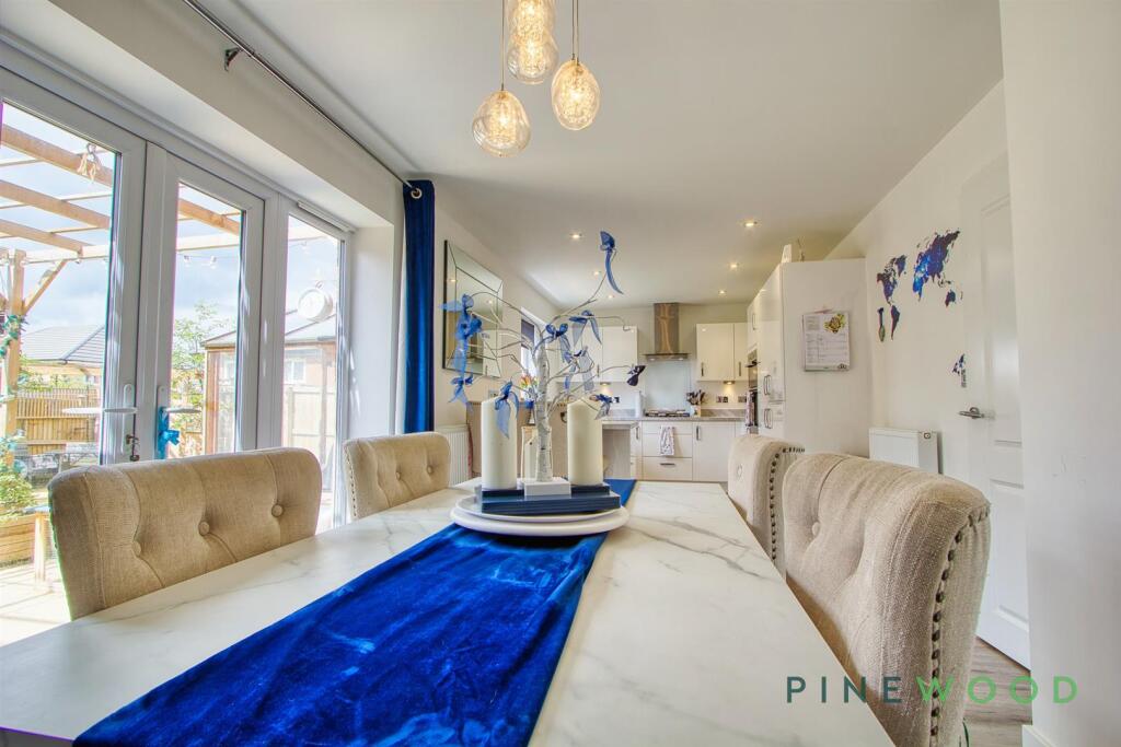 KITCHEN / DINING ROOM