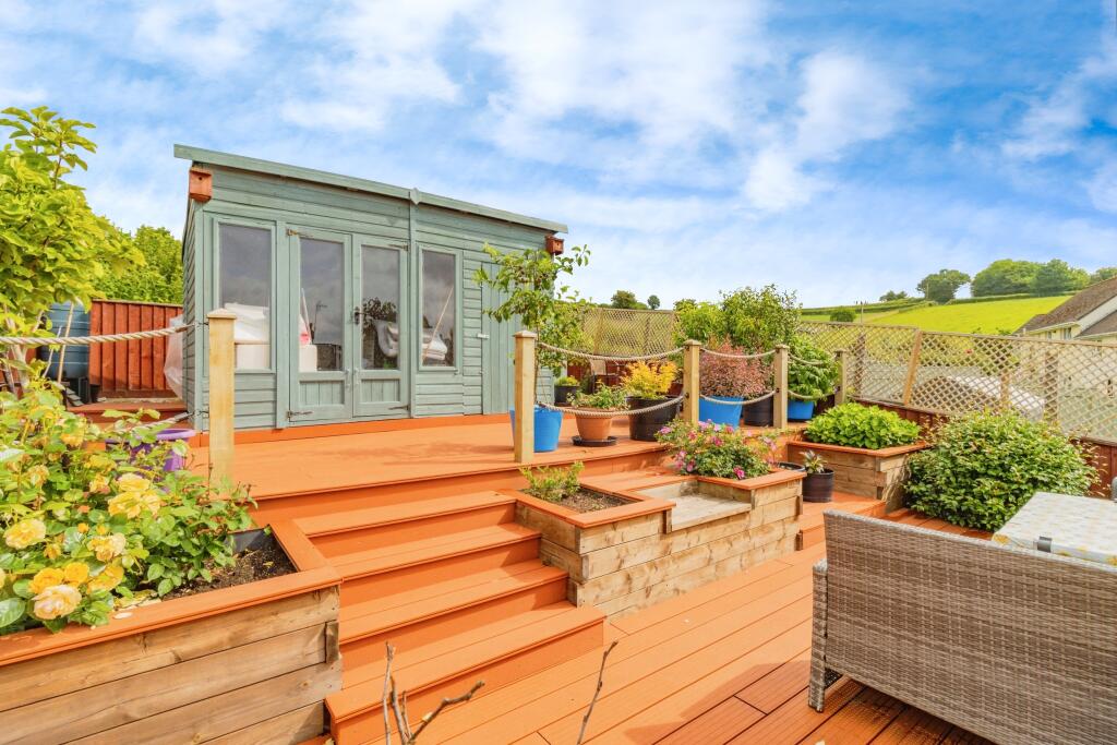 SUN DECK &amp; SUMMER HOUSE