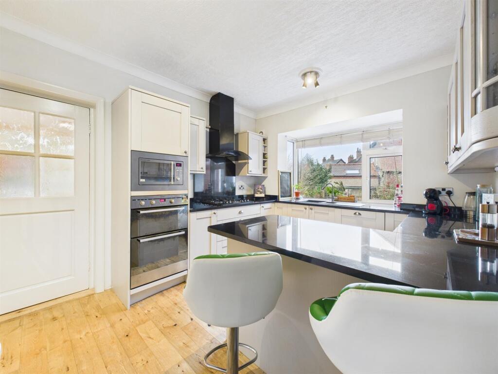 Kitchen: