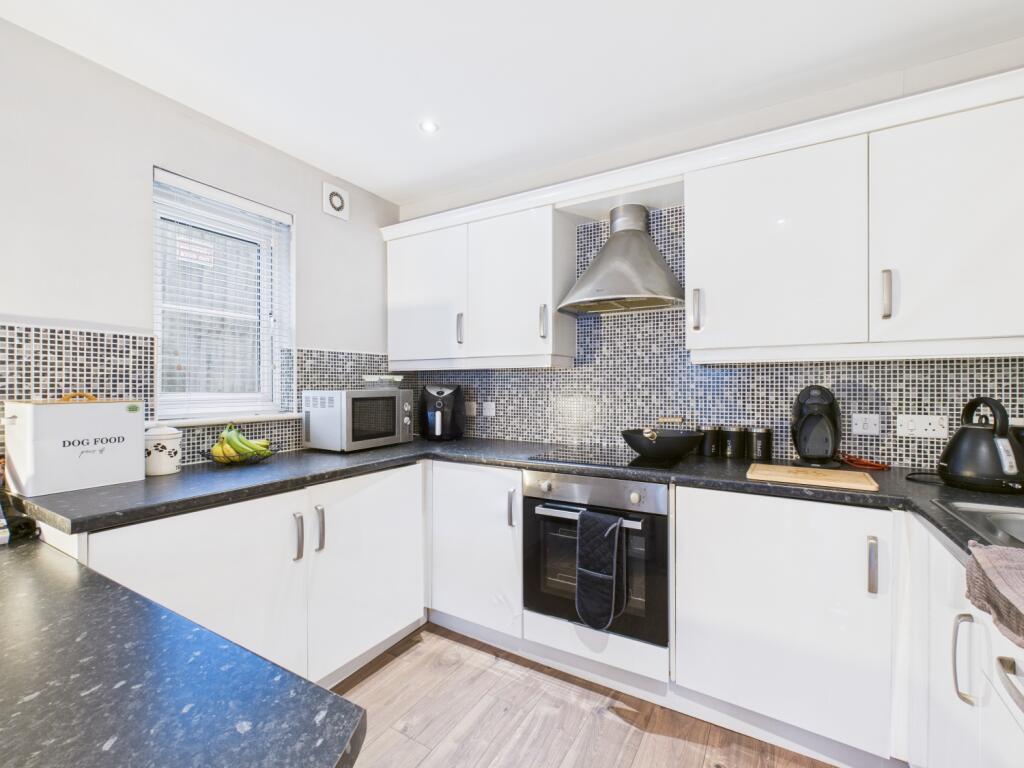 CAM03729G0-PR0187-STILL009