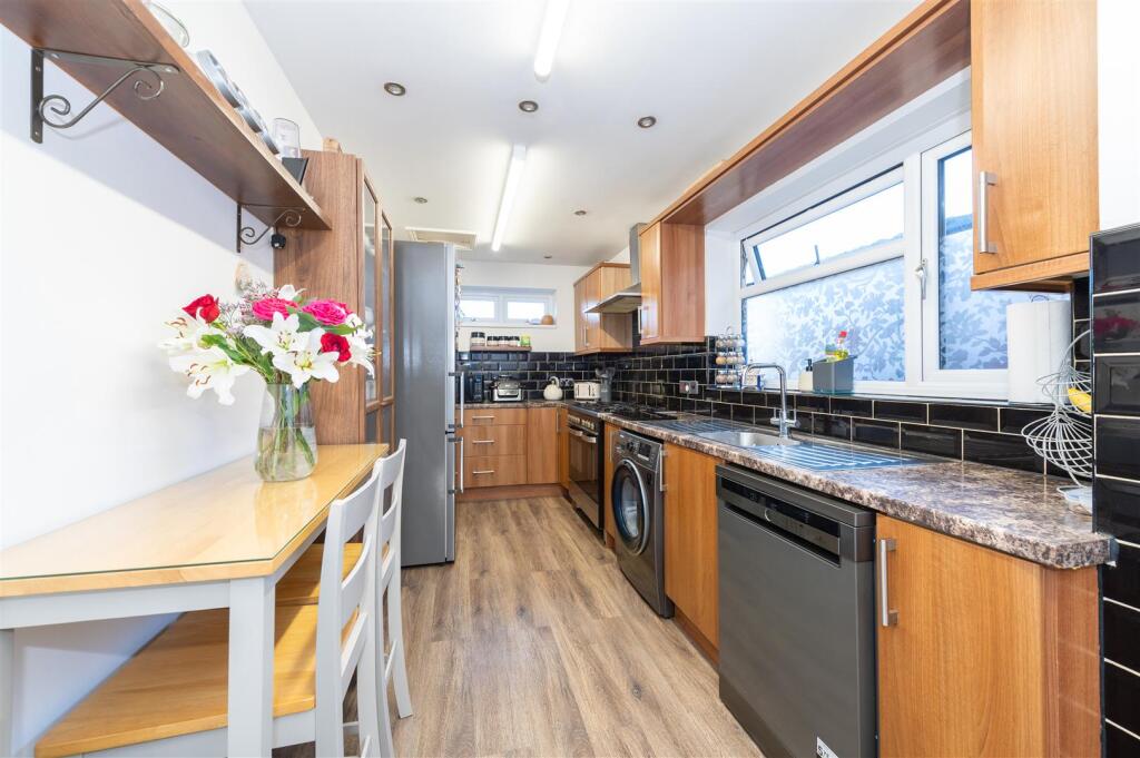 49 Hurcott Road - internal-1.JPG