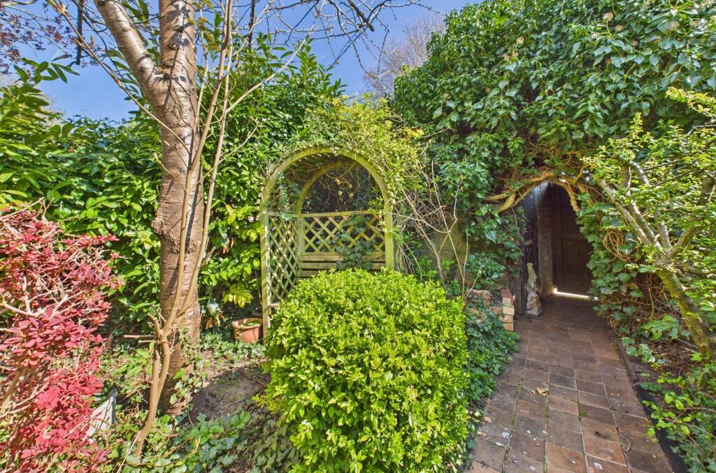 CAM02545G0-PR0374-STILL007