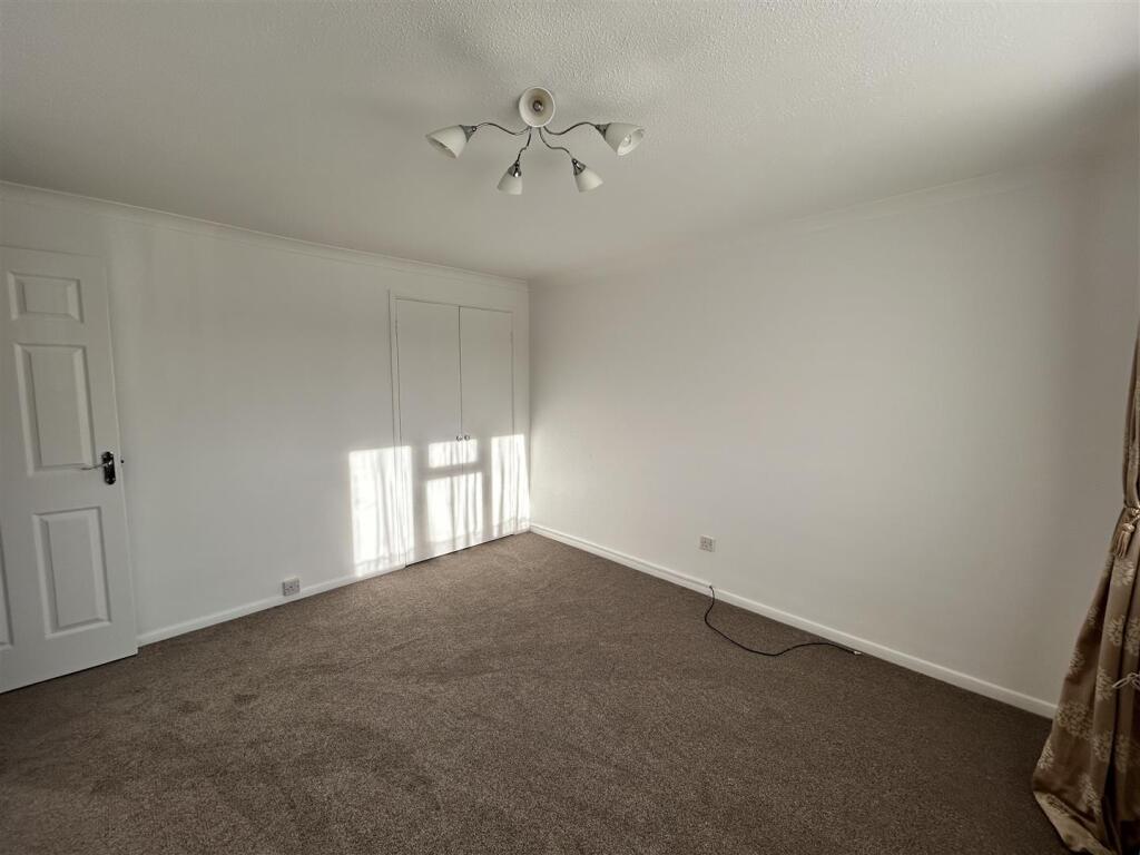 bedroom 1.JPG