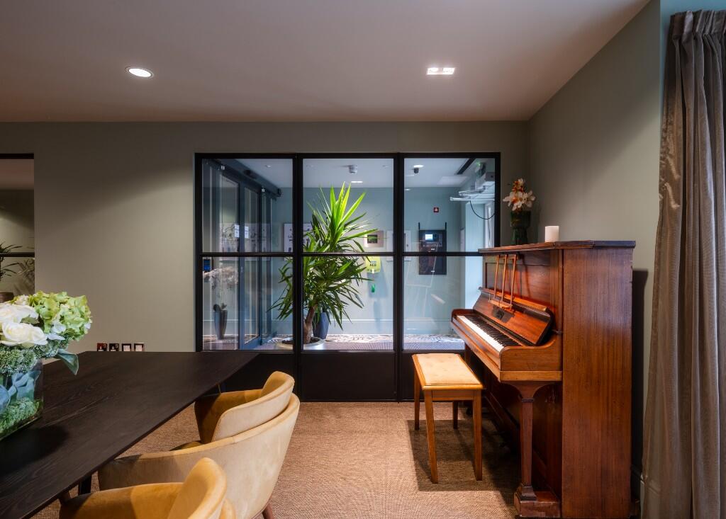Village Lounge 
