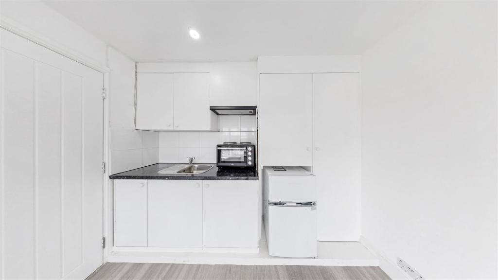 Kitchen 2.jpg
