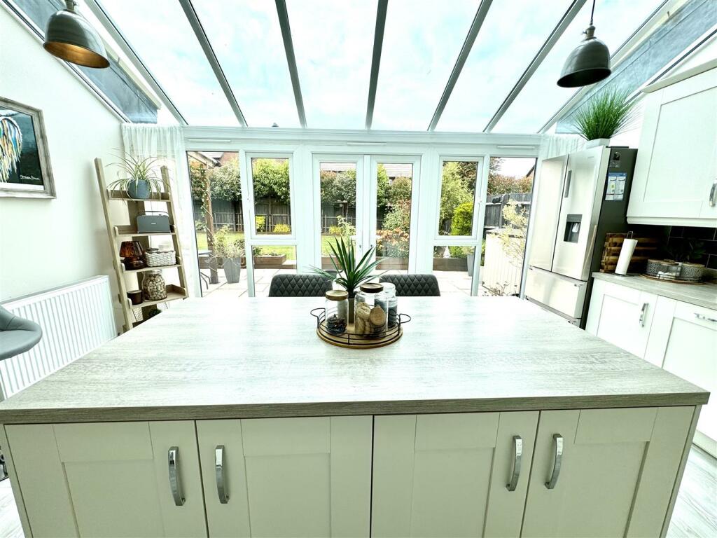 KITCHEN/BREAKFAST AREA