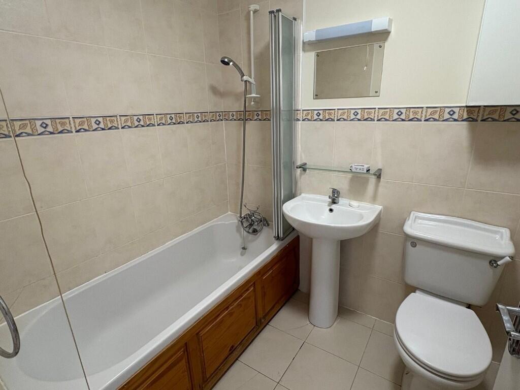 Main bathroom 