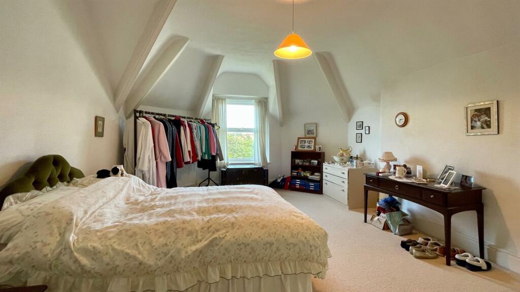 DOUBLE BEDROOM 1