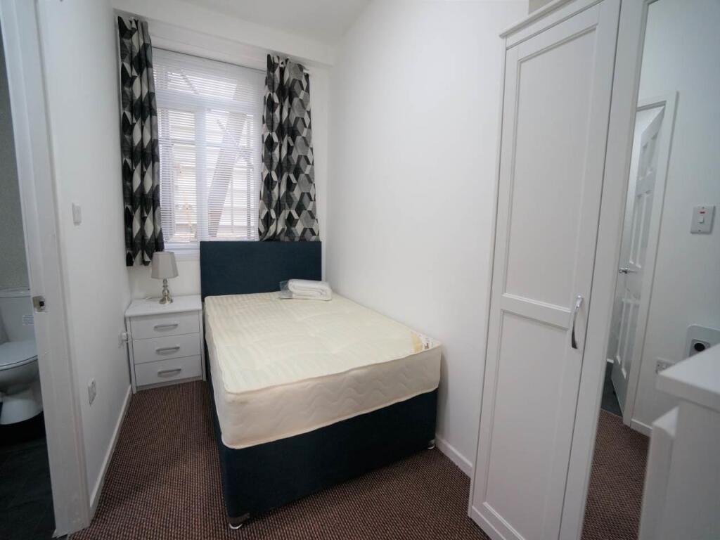 55hstflat1_bed1.JPG
