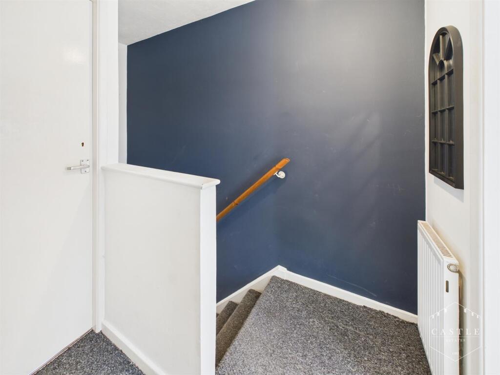 FIRST FLOOR LANDING