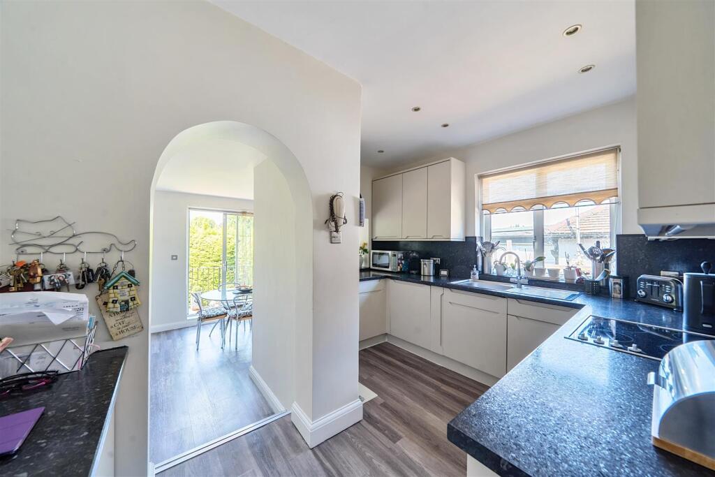 Kitchen/Breakfast Room: