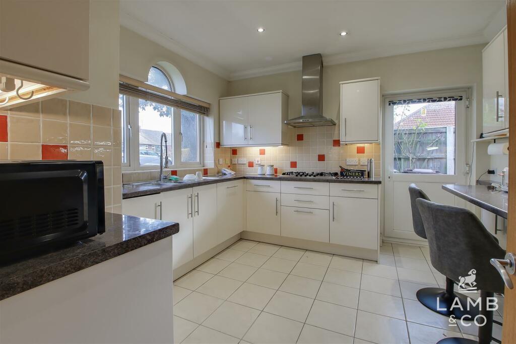 KITCHEN/BREAKFAST ROOM