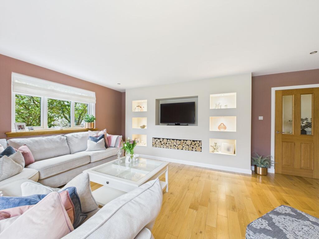 Second lounge or fifth bedroom