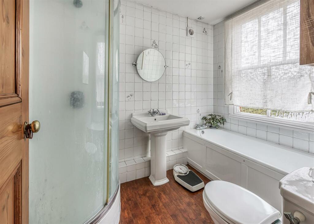 29 Walk Lane-bathroom.jpg