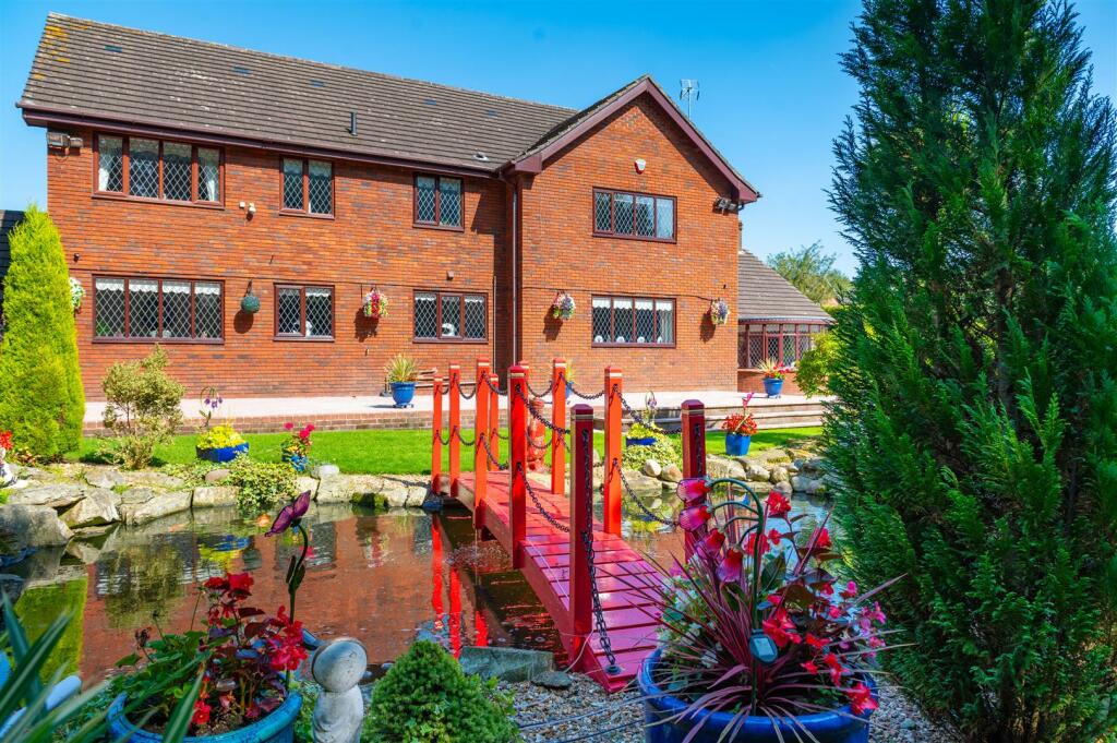 DSC_3276 - Back With Pond .jpg