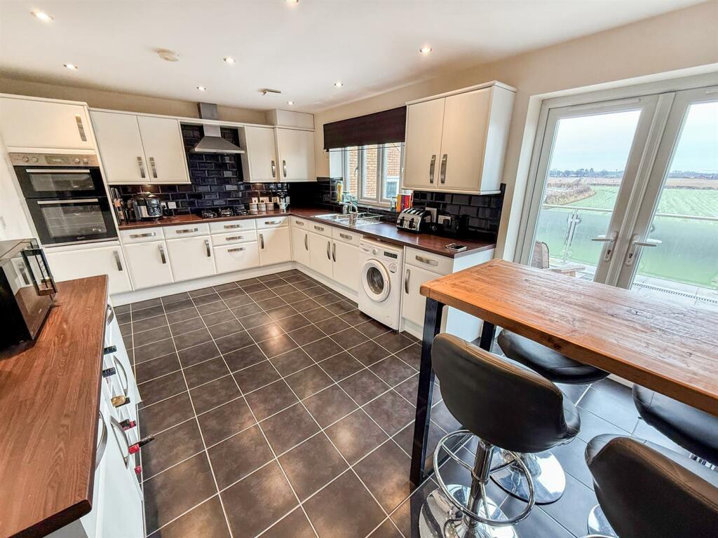 Kitchen/ Breakfast Room