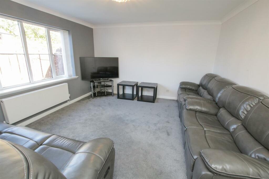 OPEN PLAN LOUNGE/ DINING ROOM