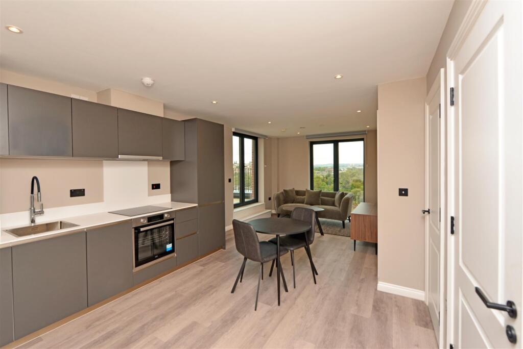 Living Room / Dining Area: