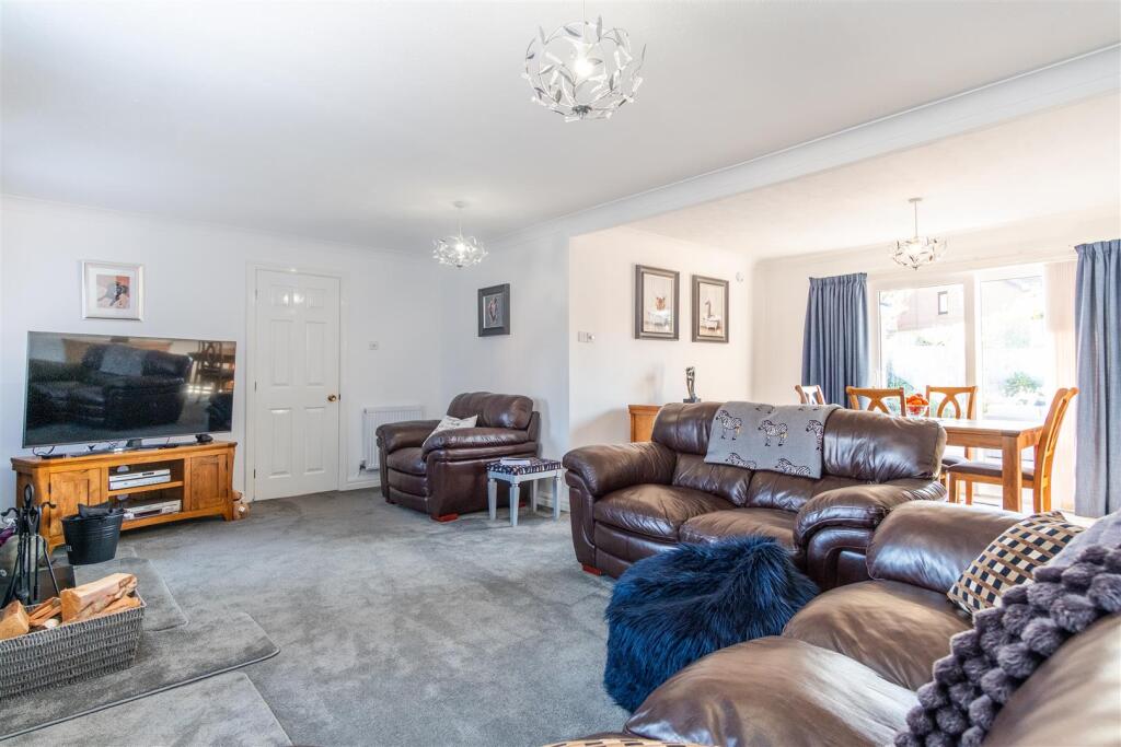 Lounge/Dining Room