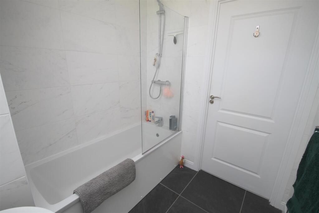 JW Bathroom i.JPG