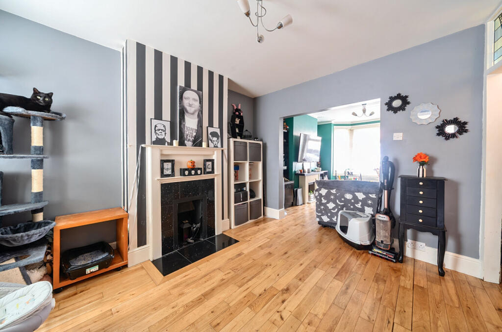 1296852-6-682f3f1...