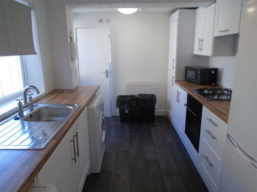 Kitchen (2).JPG