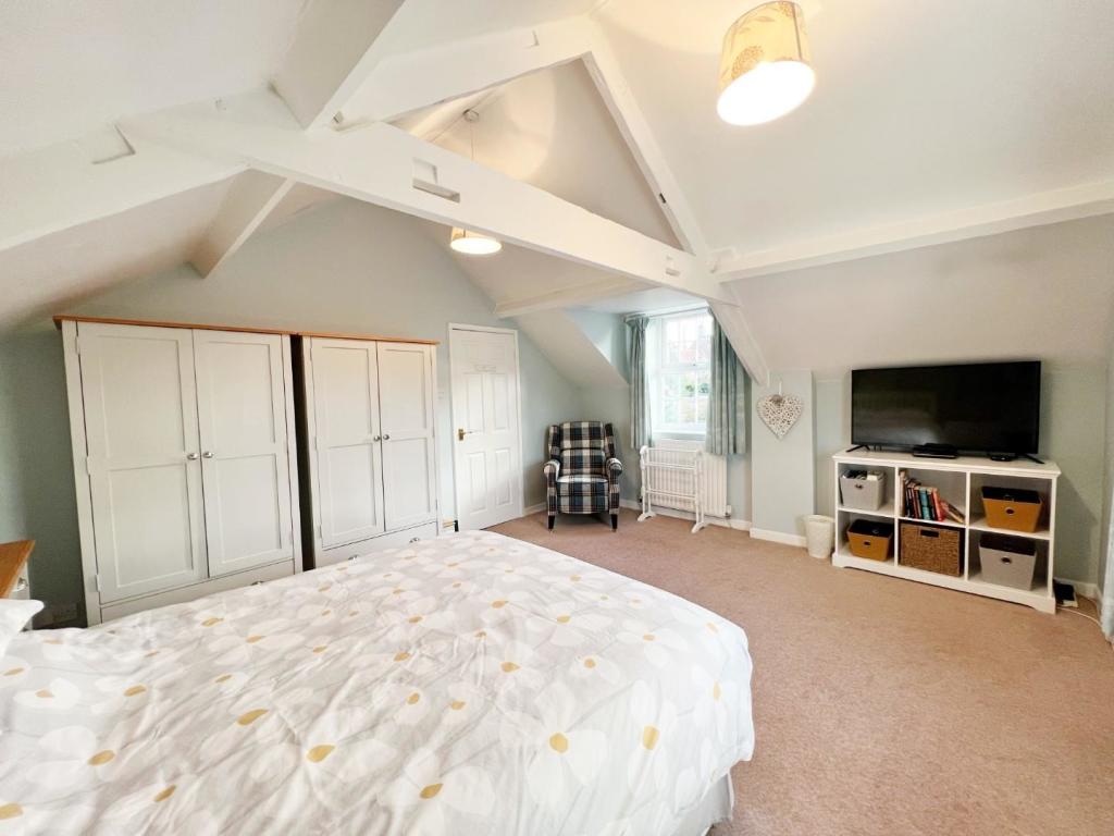 Bedroom 1 pic 3.jpg