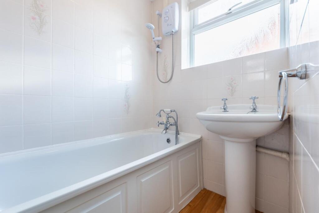 6, severn close bathroom-2.jpg