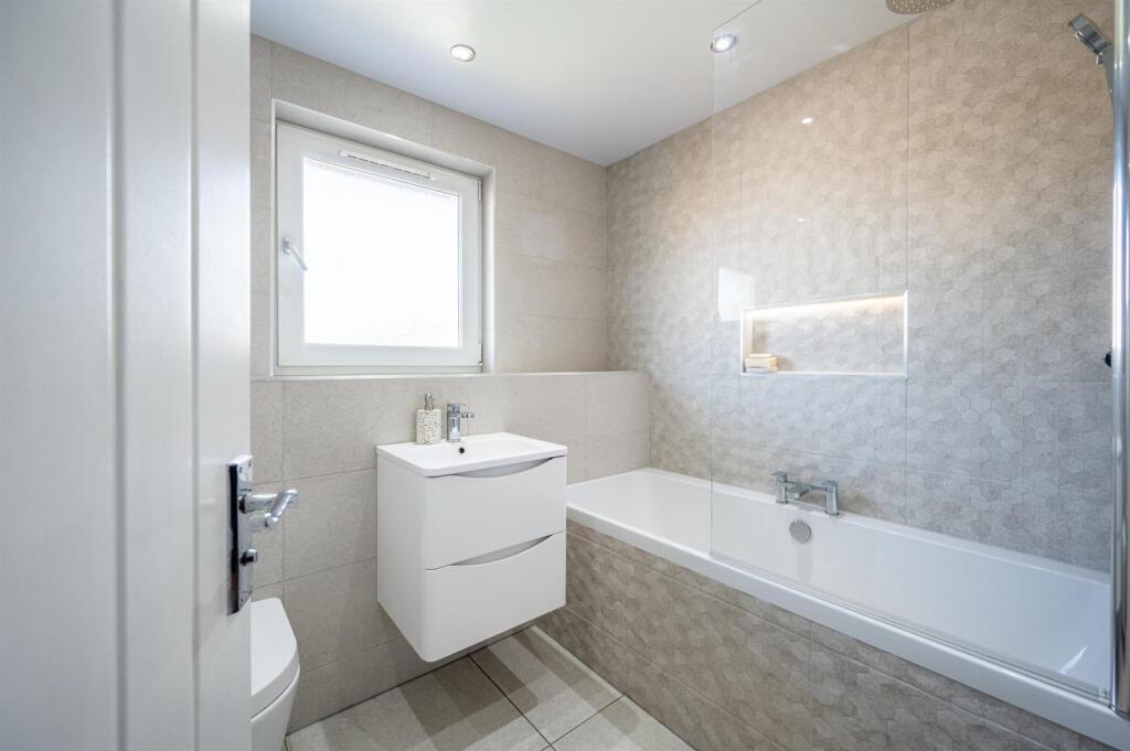Bathroom (1).jpg