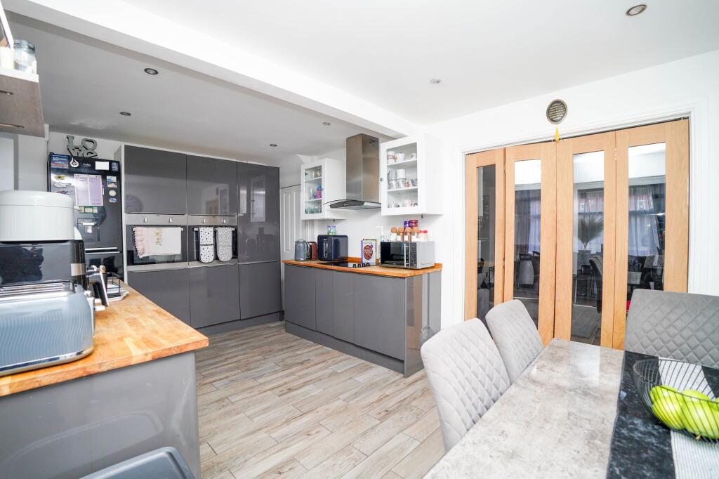 Kitchen/ Dining Room