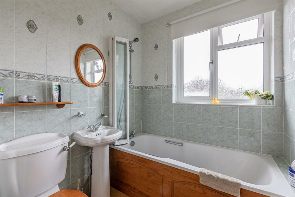 26 Holly Avenue, new haw, kt15 3ub - 21.jpg