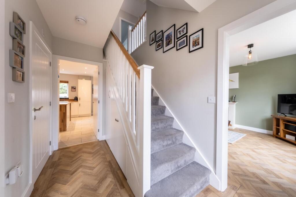 30 Thistle Close-027.jpg