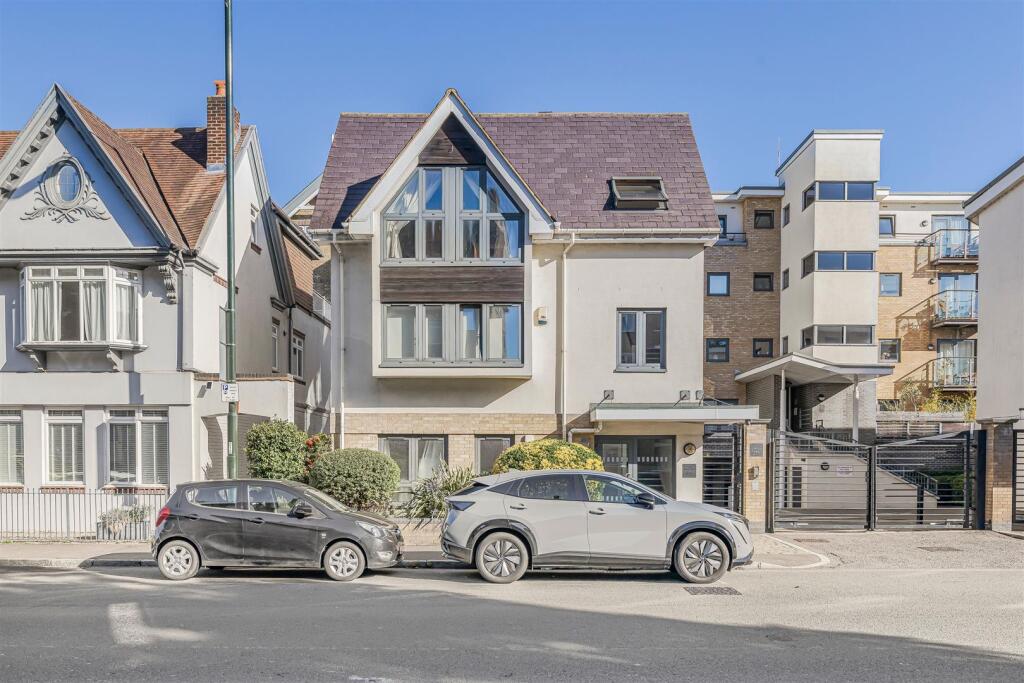 Mortlake High Street, London, SW14