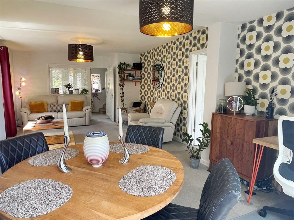 Dining - Sitt 1.JPG