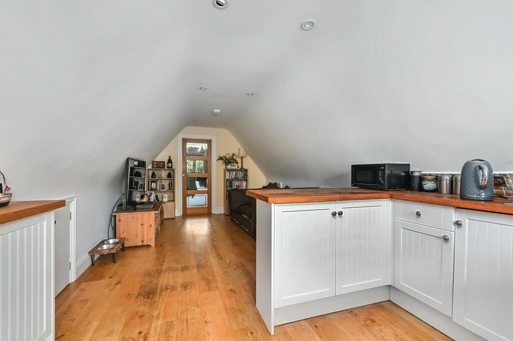 Tickham Cottage ME90HS (36).jpg