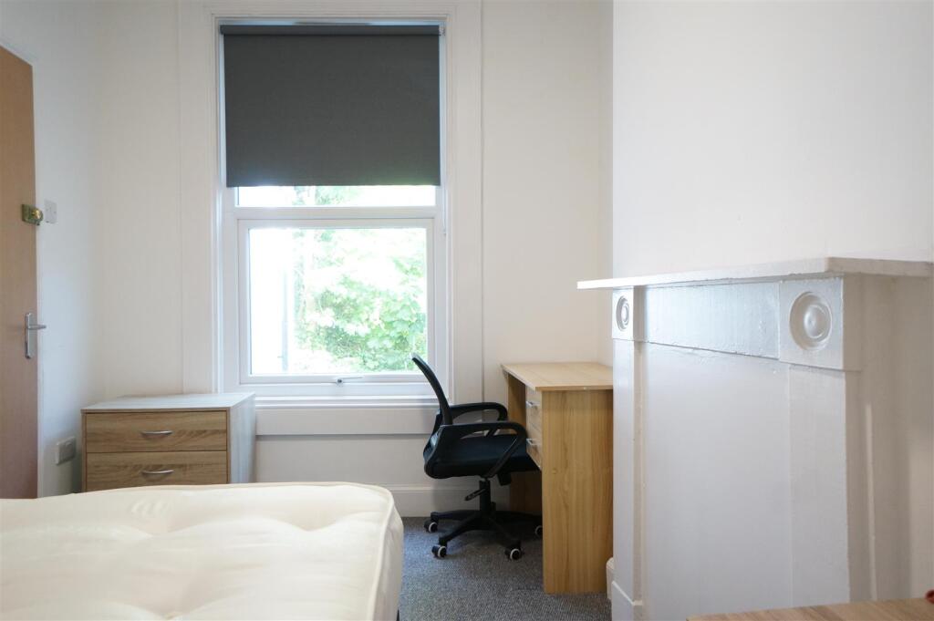 bedroom 2 .JPG